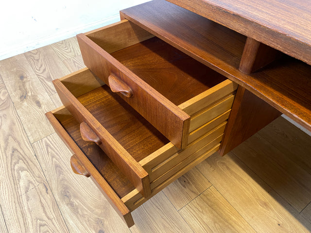 Formschöner freistellender skandinavischer Mid-Century Schreibtisch in Teakholz mit Regal an der Rückseite I Desk Arbeitstisch Bürotisch Cheftisch Danish Design Vintage Teak