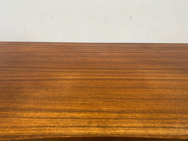 Formschöner freistellender skandinavischer Mid-Century Schreibtisch in Teakholz mit Regal an der Rückseite I Desk Arbeitstisch Bürotisch Cheftisch Danish Design Vintage Teak