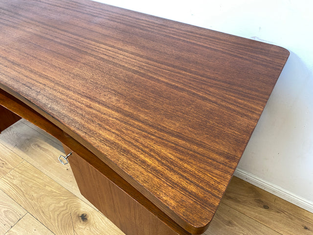 Formschöner freistellender skandinavischer Mid-Century Schreibtisch in Teakholz mit Regal an der Rückseite I Desk Arbeitstisch Bürotisch Cheftisch Danish Design Vintage Teak