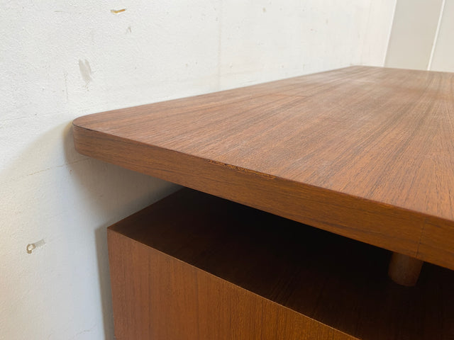 Formschöner freistellender skandinavischer Mid-Century Schreibtisch in Teakholz mit Regal an der Rückseite I Desk Arbeitstisch Bürotisch Cheftisch Danish Design Vintage Teak