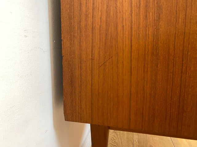Formschöner freistellender skandinavischer Mid-Century Schreibtisch in Teakholz mit Regal an der Rückseite I Desk Arbeitstisch Bürotisch Cheftisch Danish Design Vintage Teak