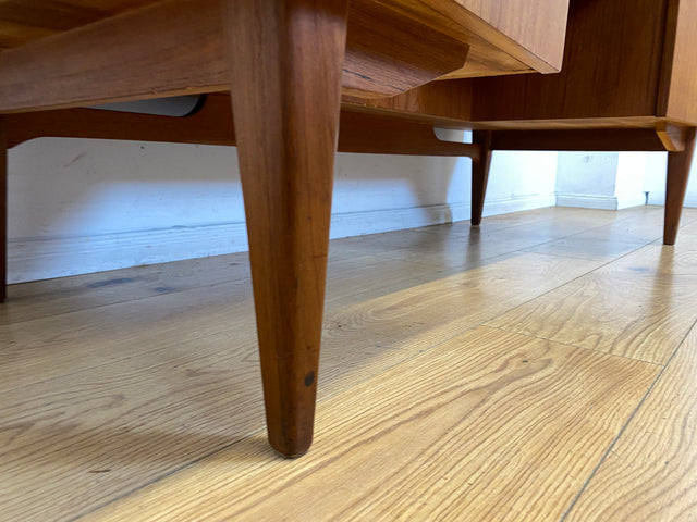 Formschöner freistellender skandinavischer Mid-Century Schreibtisch in Teakholz mit Regal an der Rückseite I Desk Arbeitstisch Bürotisch Cheftisch Danish Design Vintage Teak