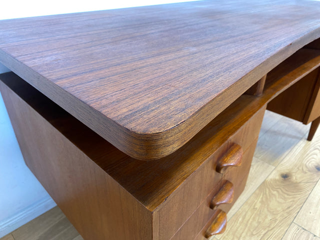 Formschöner freistellender skandinavischer Mid-Century Schreibtisch in Teakholz mit Regal an der Rückseite I Desk Arbeitstisch Bürotisch Cheftisch Danish Design Vintage Teak