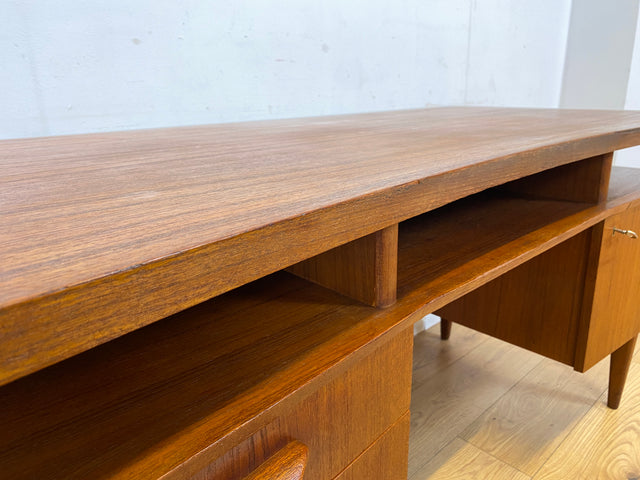 Formschöner freistellender skandinavischer Mid-Century Schreibtisch in Teakholz mit Regal an der Rückseite I Desk Arbeitstisch Bürotisch Cheftisch Danish Design Vintage Teak