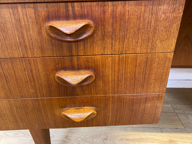 Formschöner freistellender skandinavischer Mid-Century Schreibtisch in Teakholz mit Regal an der Rückseite I Desk Arbeitstisch Bürotisch Cheftisch Danish Design Vintage Teak