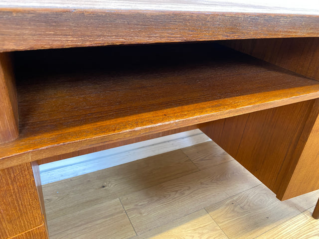 Formschöner freistellender skandinavischer Mid-Century Schreibtisch in Teakholz mit Regal an der Rückseite I Desk Arbeitstisch Bürotisch Cheftisch Danish Design Vintage Teak