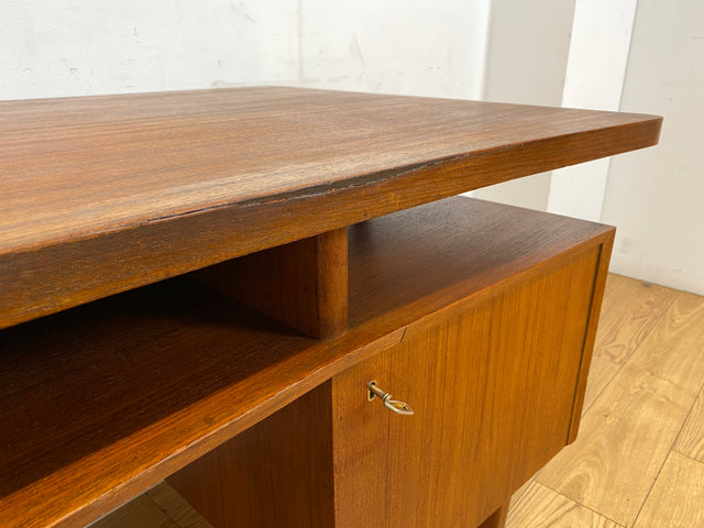 Formschöner freistellender skandinavischer Mid-Century Schreibtisch in Teakholz mit Regal an der Rückseite I Desk Arbeitstisch Bürotisch Cheftisch Danish Design Vintage Teak