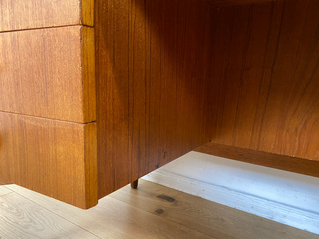 Formschöner freistellender skandinavischer Mid-Century Schreibtisch in Teakholz mit Regal an der Rückseite I Desk Arbeitstisch Bürotisch Cheftisch Danish Design Vintage Teak