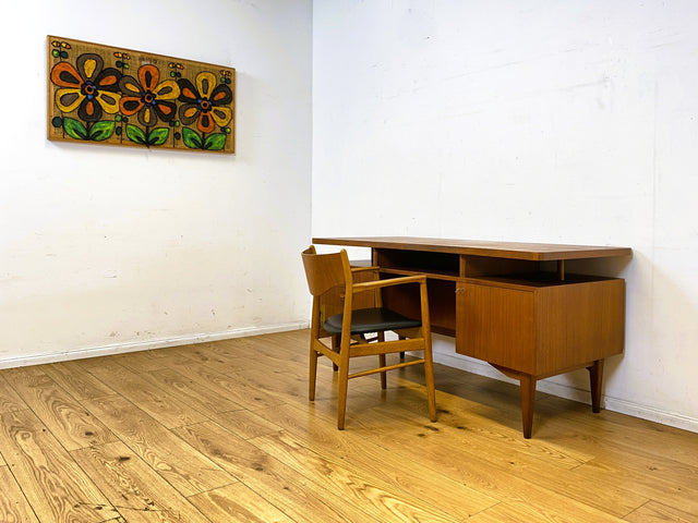 Formschöner freistellender skandinavischer Mid-Century Schreibtisch in Teakholz mit Regal an der Rückseite I Desk Arbeitstisch Bürotisch Cheftisch Danish Design Vintage Teak