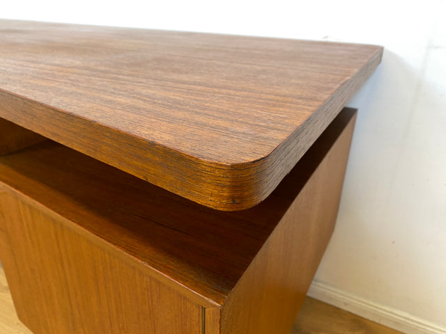 Formschöner freistellender skandinavischer Mid-Century Schreibtisch in Teakholz mit Regal an der Rückseite I Desk Arbeitstisch Bürotisch Cheftisch Danish Design Vintage Teak