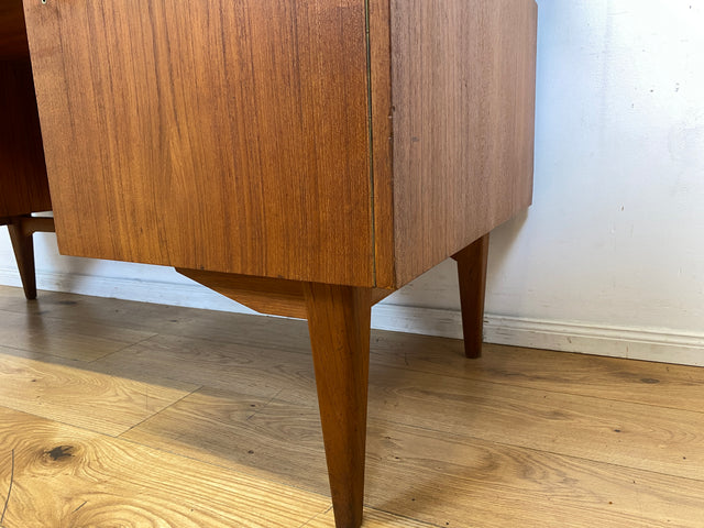 Formschöner freistellender skandinavischer Mid-Century Schreibtisch in Teakholz mit Regal an der Rückseite I Desk Arbeitstisch Bürotisch Cheftisch Danish Design Vintage Teak