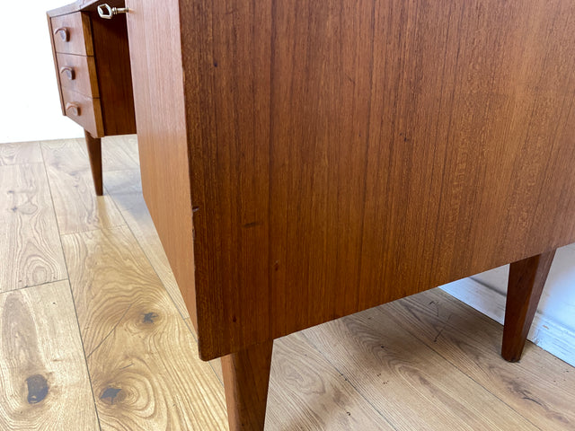 Formschöner freistellender skandinavischer Mid-Century Schreibtisch in Teakholz mit Regal an der Rückseite I Desk Arbeitstisch Bürotisch Cheftisch Danish Design Vintage Teak
