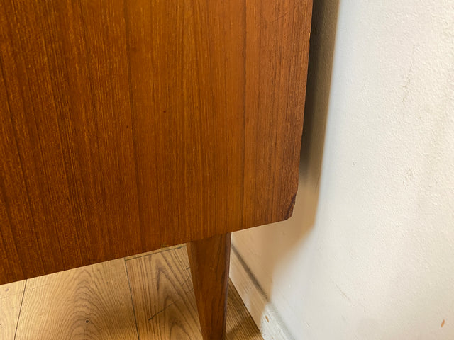 Formschöner freistellender skandinavischer Mid-Century Schreibtisch in Teakholz mit Regal an der Rückseite I Desk Arbeitstisch Bürotisch Cheftisch Danish Design Vintage Teak