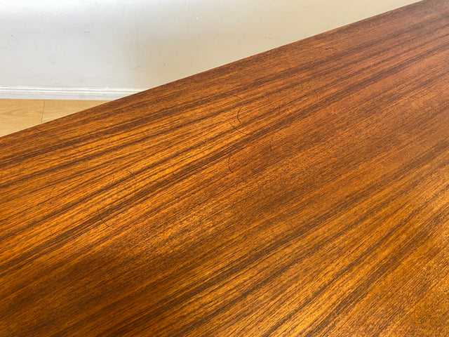 Formschöner freistellender skandinavischer Mid-Century Schreibtisch in Teakholz mit Regal an der Rückseite I Desk Arbeitstisch Bürotisch Cheftisch Danish Design Vintage Teak