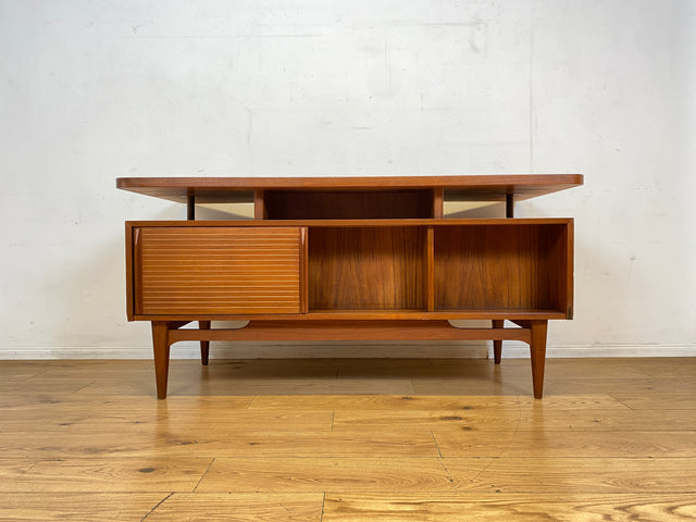 Formschöner freistellender skandinavischer Mid-Century Schreibtisch in Teakholz mit Regal an der Rückseite I Desk Arbeitstisch Bürotisch Cheftisch Danish Design Vintage Teak