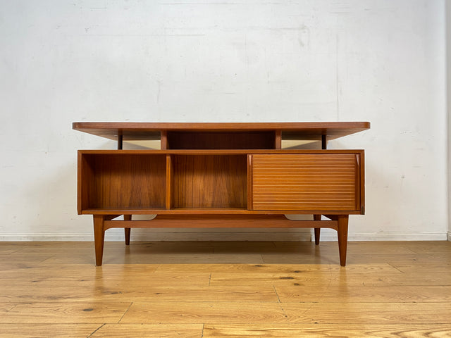 Formschöner freistellender skandinavischer Mid-Century Schreibtisch in Teakholz mit Regal an der Rückseite I Desk Arbeitstisch Bürotisch Cheftisch Danish Design Vintage Teak