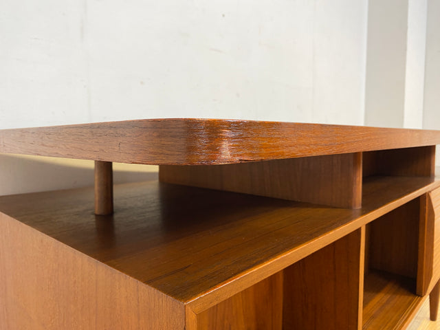 Formschöner freistellender skandinavischer Mid-Century Schreibtisch in Teakholz mit Regal an der Rückseite I Desk Arbeitstisch Bürotisch Cheftisch Danish Design Vintage Teak