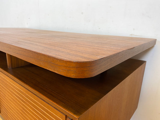 Formschöner freistellender skandinavischer Mid-Century Schreibtisch in Teakholz mit Regal an der Rückseite I Desk Arbeitstisch Bürotisch Cheftisch Danish Design Vintage Teak