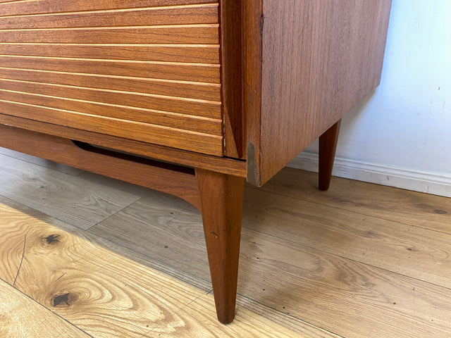 Formschöner freistellender skandinavischer Mid-Century Schreibtisch in Teakholz mit Regal an der Rückseite I Desk Arbeitstisch Bürotisch Cheftisch Danish Design Vintage Teak