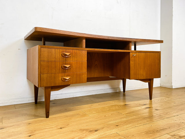 Formschöner freistellender skandinavischer Mid-Century Schreibtisch in Teakholz mit Regal an der Rückseite I Desk Arbeitstisch Bürotisch Cheftisch Danish Design Vintage Teak