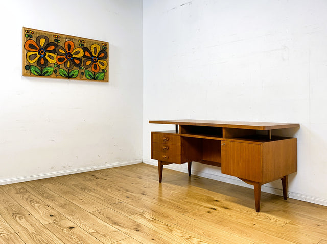 Formschöner freistellender skandinavischer Mid-Century Schreibtisch in Teakholz mit Regal an der Rückseite I Desk Arbeitstisch Bürotisch Cheftisch Danish Design Vintage Teak