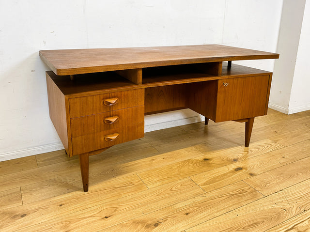 Formschöner freistellender skandinavischer Mid-Century Schreibtisch in Teakholz mit Regal an der Rückseite I Desk Arbeitstisch Bürotisch Cheftisch Danish Design Vintage Teak