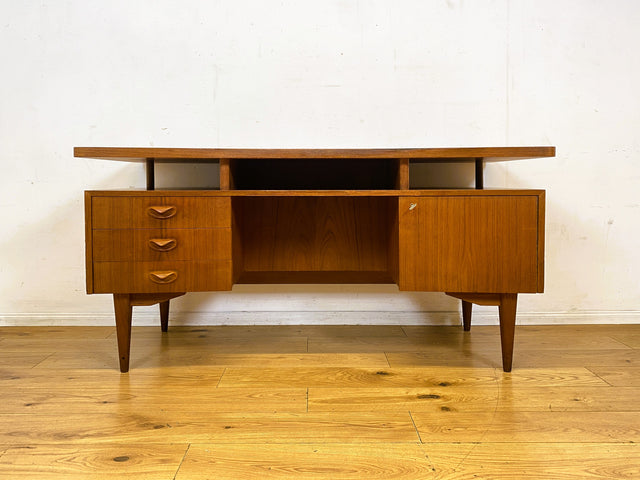 Formschöner freistellender skandinavischer Mid-Century Schreibtisch in Teakholz mit Regal an der Rückseite I Desk Arbeitstisch Bürotisch Cheftisch Danish Design Vintage Teak