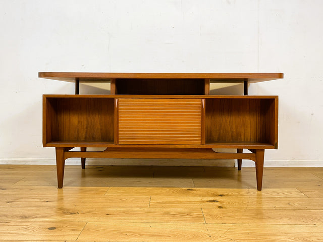Formschöner freistellender skandinavischer Mid-Century Schreibtisch in Teakholz mit Regal an der Rückseite I Desk Arbeitstisch Bürotisch Cheftisch Danish Design Vintage Teak