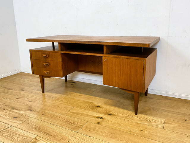 Formschöner freistellender skandinavischer Mid-Century Schreibtisch in Teakholz mit Regal an der Rückseite I Desk Arbeitstisch Bürotisch Cheftisch Danish Design Vintage Teak