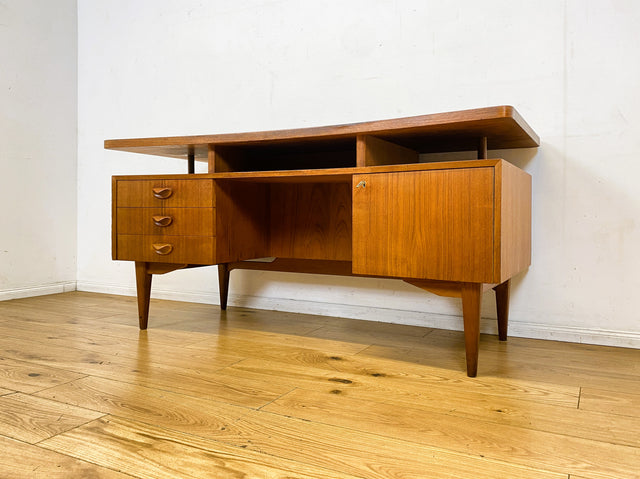 Formschöner freistellender skandinavischer Mid-Century Schreibtisch in Teakholz mit Regal an der Rückseite I Desk Arbeitstisch Bürotisch Cheftisch Danish Design Vintage Teak