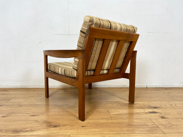 WMK I 1/3 Stilvoller skandinavischer Mid-Century Sessel von Komfort mit gestreiftem beigem Originalbezug & Teakholz Rahmen