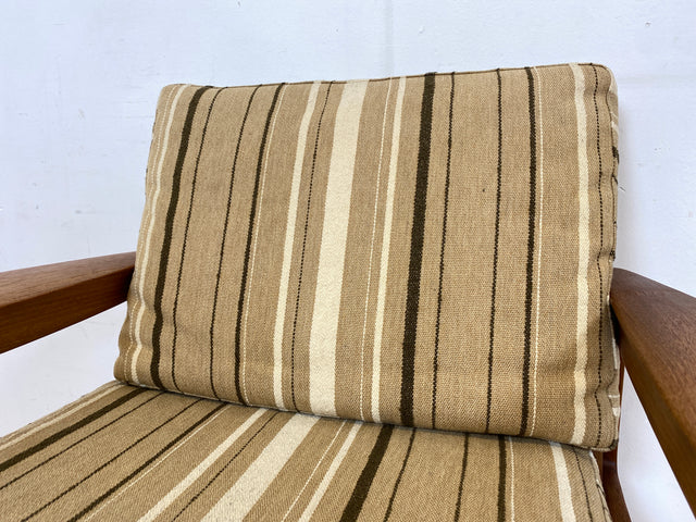 WMK I 1/3 Stilvoller skandinavischer Mid-Century Sessel von Komfort mit gestreiftem beigem Originalbezug & Teakholz Rahmen