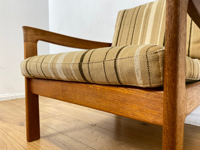 WMK I 1/3 Stilvoller skandinavischer Mid-Century Sessel von Komfort mit gestreiftem beigem Originalbezug & Teakholz Rahmen