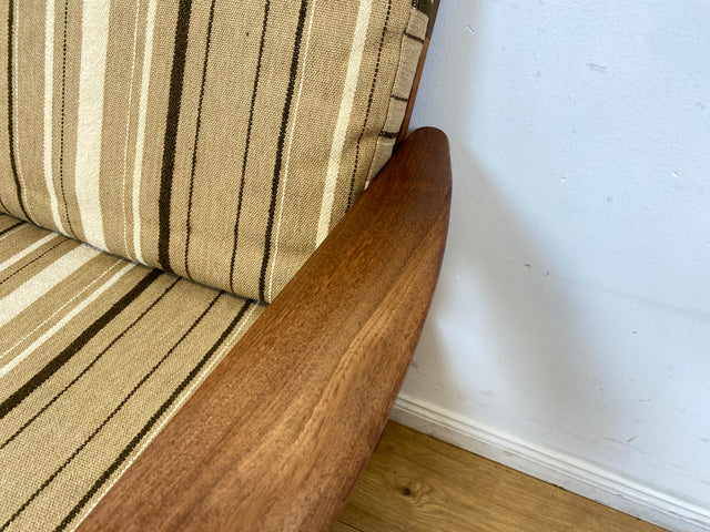 WMK I 1/3 Stilvoller skandinavischer Mid-Century Sessel von Komfort mit gestreiftem beigem Originalbezug & Teakholz Rahmen