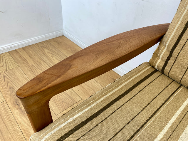WMK I 1/3 Stilvoller skandinavischer Mid-Century Sessel von Komfort mit gestreiftem beigem Originalbezug & Teakholz Rahmen