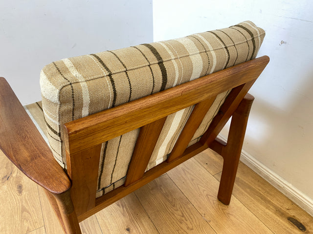 WMK I 1/3 Stilvoller skandinavischer Mid-Century Sessel von Komfort mit gestreiftem beigem Originalbezug & Teakholz Rahmen
