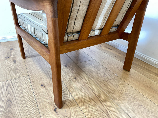 WMK I 1/3 Stilvoller skandinavischer Mid-Century Sessel von Komfort mit gestreiftem beigem Originalbezug & Teakholz Rahmen