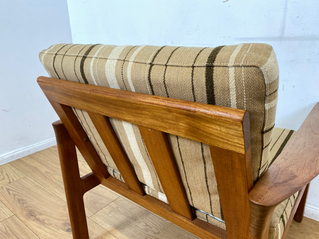 WMK I 1/3 Stilvoller skandinavischer Mid-Century Sessel von Komfort mit gestreiftem beigem Originalbezug & Teakholz Rahmen