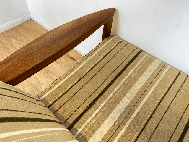 WMK I 1/3 Stilvoller skandinavischer Mid-Century Sessel von Komfort mit gestreiftem beigem Originalbezug & Teakholz Rahmen