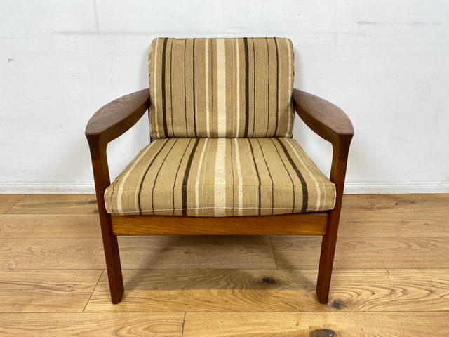 WMK I 1/3 Stilvoller skandinavischer Mid-Century Sessel von Komfort mit gestreiftem beigem Originalbezug & Teakholz Rahmen