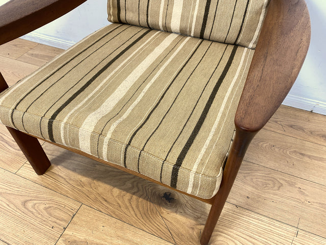 WMK I 1/3 Stilvoller skandinavischer Mid-Century Sessel von Komfort mit gestreiftem beigem Originalbezug & Teakholz Rahmen