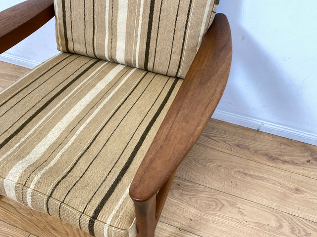 WMK I 1/3 Stilvoller skandinavischer Mid-Century Sessel von Komfort mit gestreiftem beigem Originalbezug & Teakholz Rahmen
