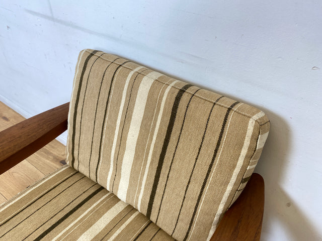 WMK I 1/3 Stilvoller skandinavischer Mid-Century Sessel von Komfort mit gestreiftem beigem Originalbezug & Teakholz Rahmen