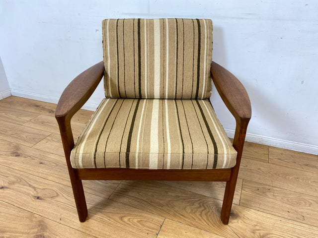 WMK I 1/3 Stilvoller skandinavischer Mid-Century Sessel von Komfort mit gestreiftem beigem Originalbezug & Teakholz Rahmen