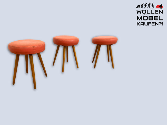 WMK I Sehr hübscher skandinavischer Mid-Century mit rotem Kunstleder Bezug und konischen Füßen