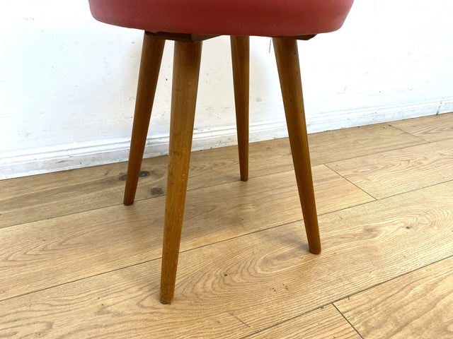 WMK I Sehr hübscher skandinavischer Mid-Century mit rotem Kunstleder Bezug und konischen Füßen