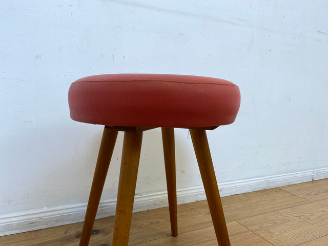 WMK I Sehr hübscher skandinavischer Mid-Century mit rotem Kunstleder Bezug und konischen Füßen