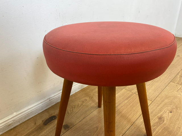 WMK I Sehr hübscher skandinavischer Mid-Century mit rotem Kunstleder Bezug und konischen Füßen