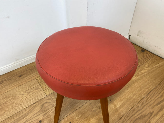 WMK I Sehr hübscher skandinavischer Mid-Century mit rotem Kunstleder Bezug und konischen Füßen
