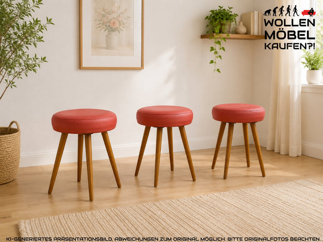WMK I Sehr hübscher skandinavischer Mid-Century mit rotem Kunstleder Bezug und konischen Füßen